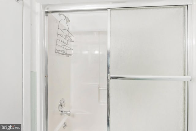 643 Saint Anthony Ln, Upper Darby, PA 19082 - bathroom with combined bath / shower with glass door