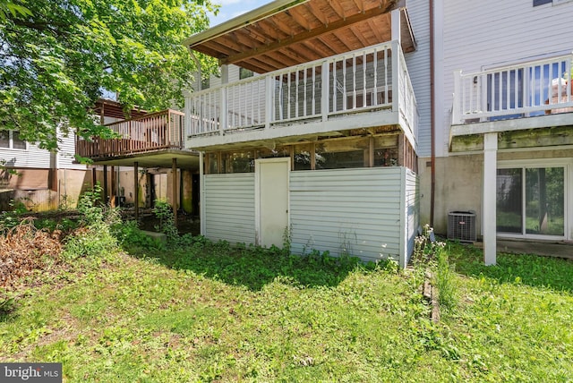 643 Saint Anthony Ln, Upper Darby, PA 19082 - rear view of house featuring central AC