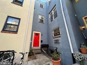 view of exterior entry featuring stucco siding