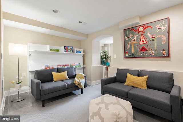 living area featuring carpet floors, arched walkways, recessed lighting, and baseboards