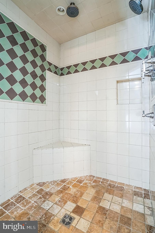 full bathroom featuring tiled shower