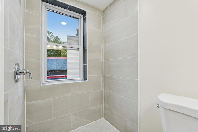 1611 N Cadwallader St, Philadelphia, PA 19122 - bathroom with tiled shower and toilet