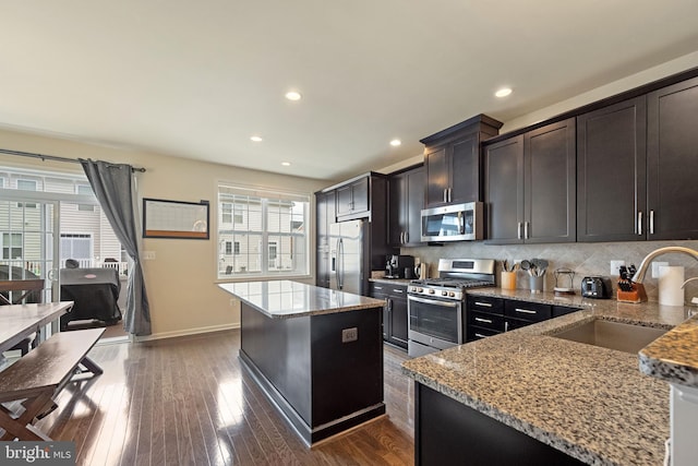 43008 Paris Gap Sq, Ashburn, VA 20148 - kitchen with stainless steel appliances, a sink, a kitchen island, plenty of natural light, and recessed lighting