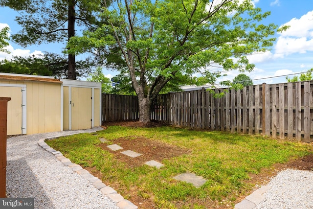 370 Juniper Ct, Herndon, VA 20170 - fenced backyard with a storage shed and an outdoor structure