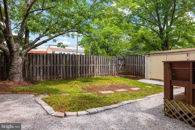 370 Juniper Ct, Herndon, VA 20170 - fenced backyard with a storage unit and an outbuilding
