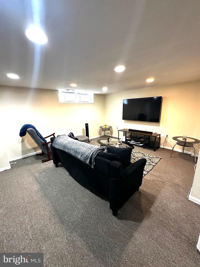 912 Evesham Ave, Baltimore, MD 21212 - carpeted living area featuring baseboards and recessed lighting