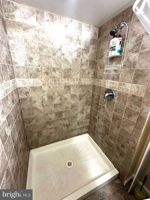 912 Evesham Ave, Baltimore, MD 21212 - full bath featuring tiled shower