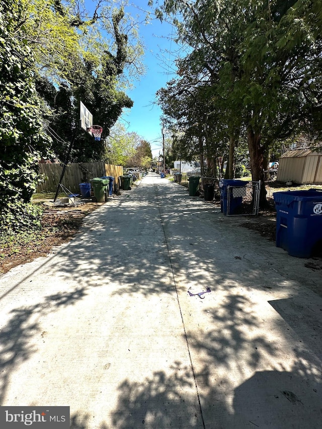 912 Evesham Ave, Baltimore, MD 21212 - view of concrete alley