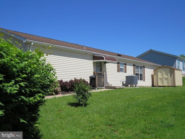 538 Haventree Ct, New Hope, PA 18938 - rear view of house with a lawn