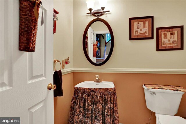 bathroom featuring a sink and toilet