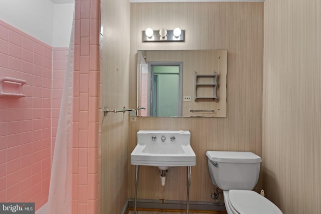 6802 Nesbitt Pl, Mclean, VA 22101 - bathroom with toilet, a shower with curtain, and a sink
