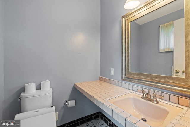 6802 Nesbitt Pl, Mclean, VA 22101 - bathroom with toilet, vanity, tasteful backsplash, and baseboards