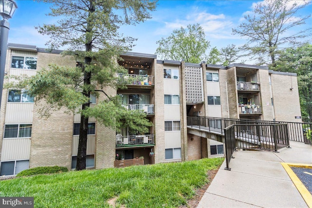 view of apartment building / complex