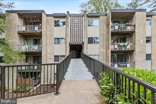 view of apartment building / complex