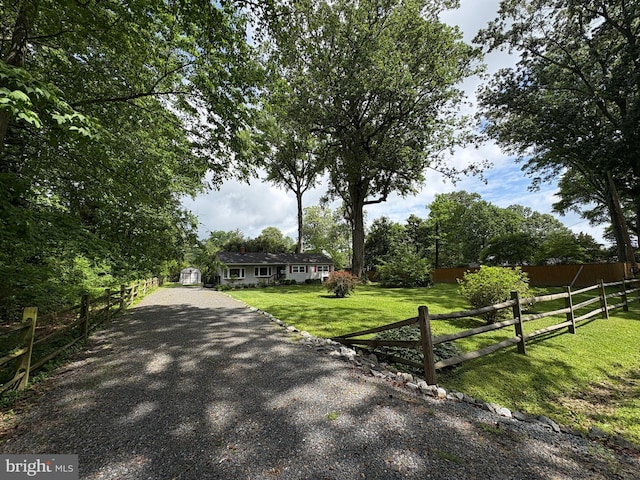 ranch-style house featuring driveway