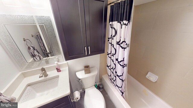 306 S Exeter St, Baltimore, MD 21202 - full bathroom featuring shower / bath combo, toilet, and vanity