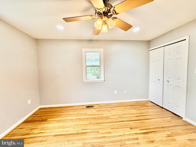 unfurnished bedroom featuring wood finished floors, baseboards, recessed lighting, a closet, and a ceiling fan