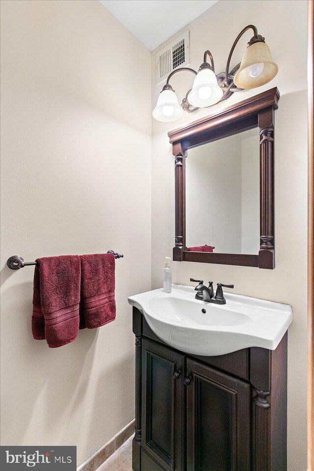 2919 Lexington Ct, Woodbridge, VA 22192 - bathroom featuring vanity and baseboards