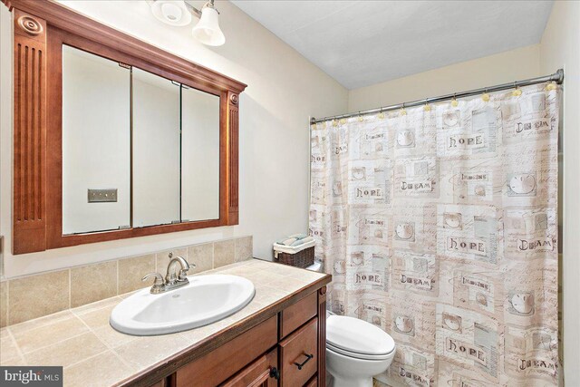 2919 Lexington Ct, Woodbridge, VA 22192 - full bath with toilet, vanity, and a shower with curtain