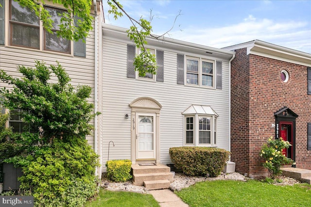2919 Lexington Ct, Woodbridge, VA 22192 - townhome / multi-family property featuring entry steps