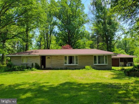 13337 Rowe Rd, Smithsburg, MD 21783 - ranch-style house featuring a front lawn