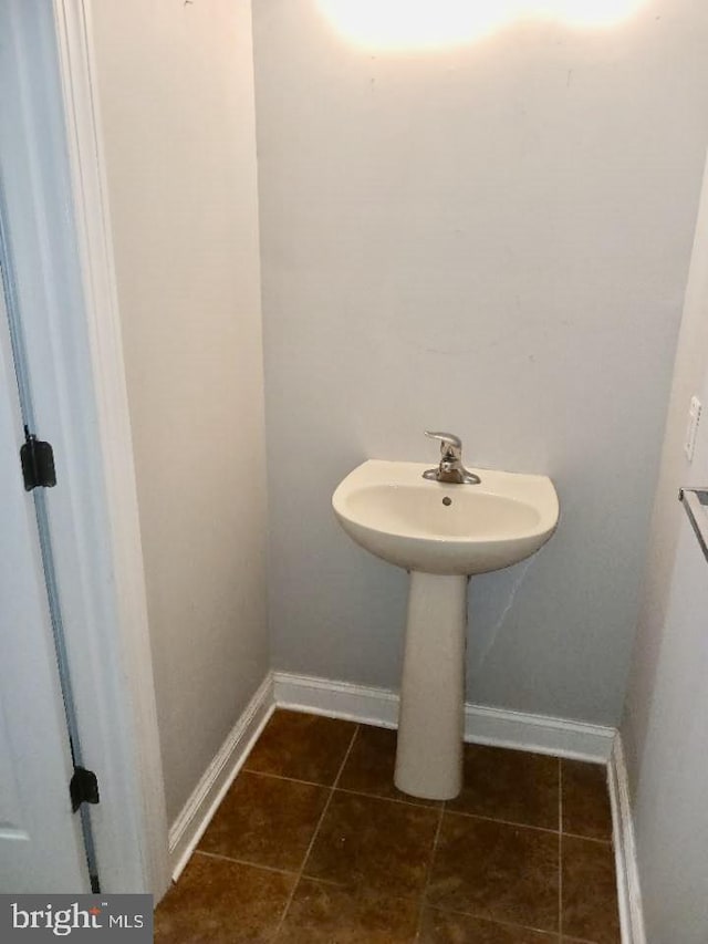 bathroom featuring baseboards and tile patterned floors