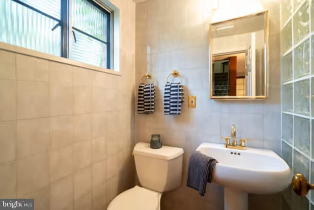 1647 Preston Rd, Alexandria, VA 22302 - bathroom featuring toilet and tile walls
