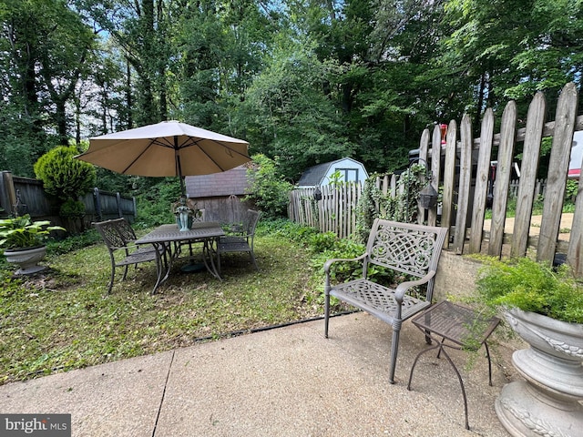 1410 Foxwood Ct, Annapolis, MD 21409 - fenced backyard featuring a patio area and outdoor dining area