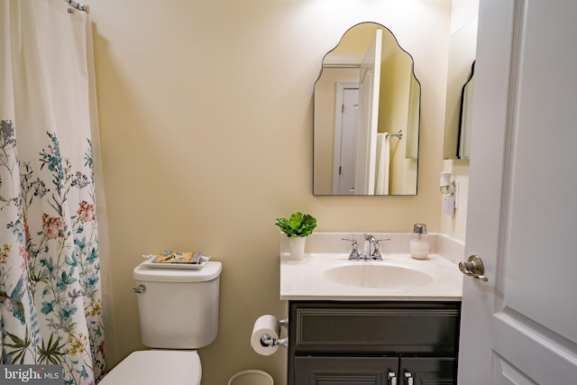 full bathroom featuring toilet, vanity, and a shower with curtain
