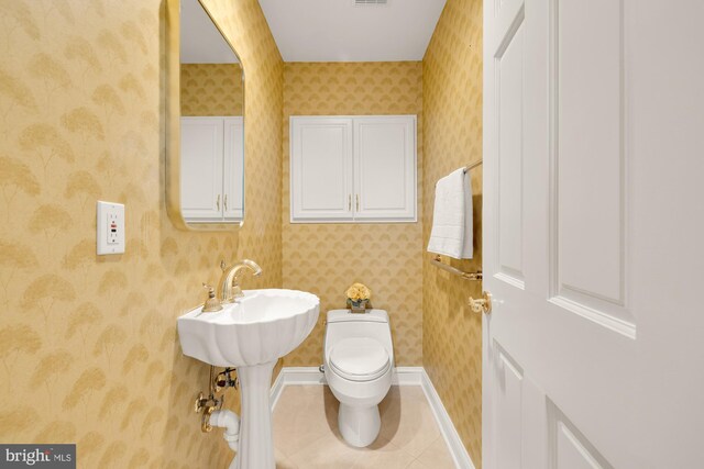 2221 N Oak Ct, Arlington, VA 22209 - bathroom featuring wallpapered walls, toilet, tile patterned floors, and baseboards