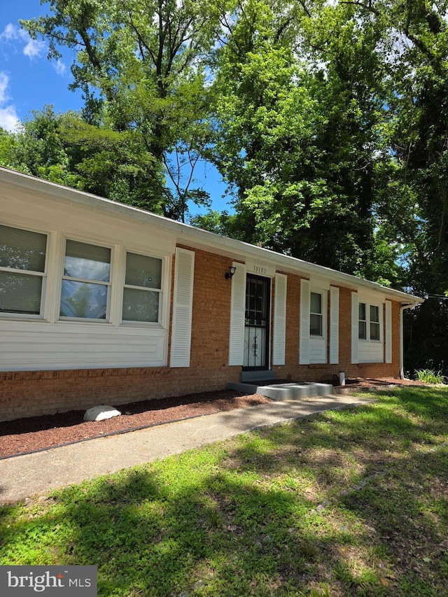 13103 Chalfont Ave, Fort Washington, MD 20744 - ranch-style house with brick siding and a front lawn