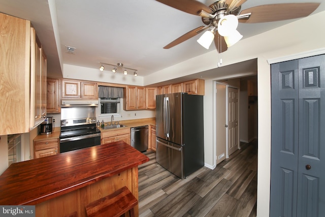 35 Alberts Way, Langhorne, PA 19047 - kitchen with stainless steel appliances, a sink, dark wood-style flooring, under cabinet range hood, and ceiling fan