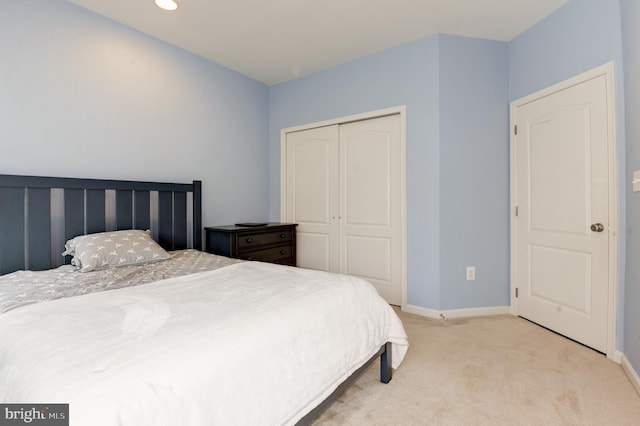 23166 Glenorchy Ct, Ashburn, VA 20148 - bedroom featuring carpet, a closet, and baseboards