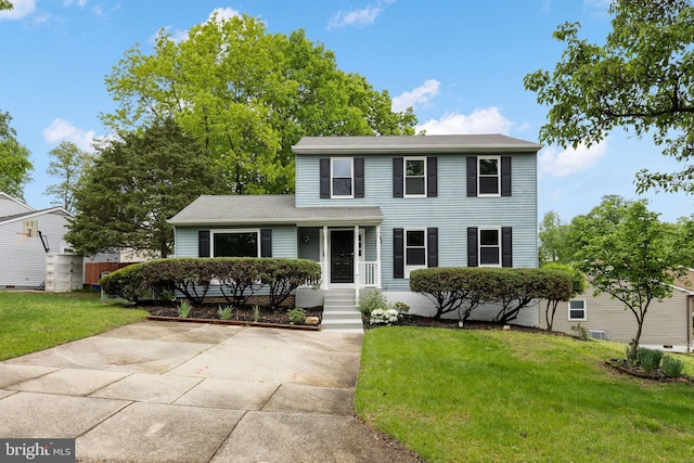 view of front facade featuring a front lawn