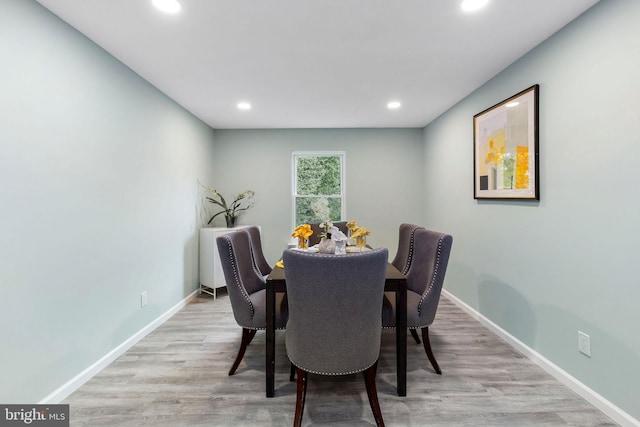 dining area featuring recessed lighting, light wood-style flooring, and baseboards