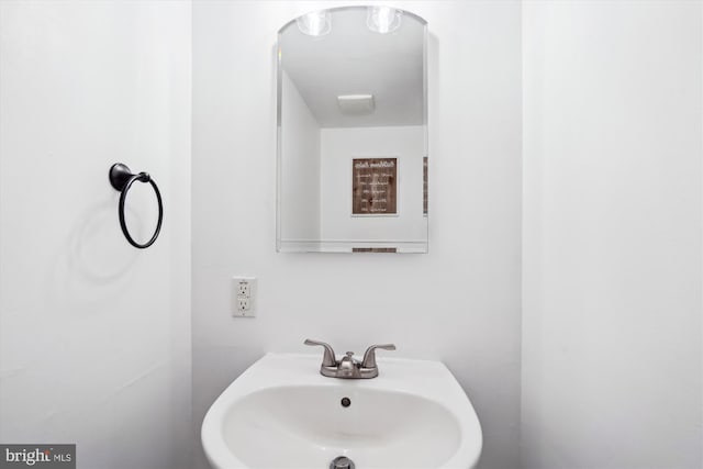 bathroom featuring a sink