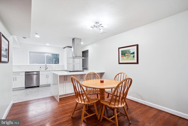 dining room featuring light wood-style floors, baseboards, and recessed lighting