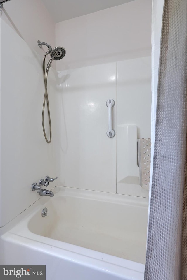 bathroom with shower / tub combo with curtain