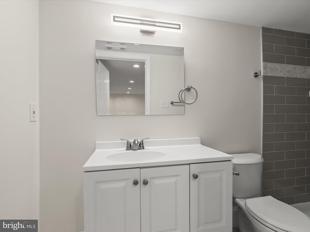 2912 Shirey Ave, Baltimore, MD 21214 - bathroom featuring a tile shower, vanity, and toilet