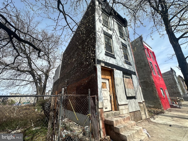view of front of house featuring fence and entry steps