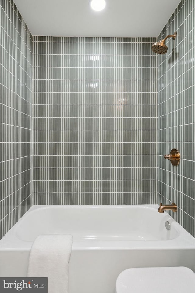 826 Tasker St, Philadelphia, PA 19148 - full bathroom featuring toilet and shower / bathtub combination