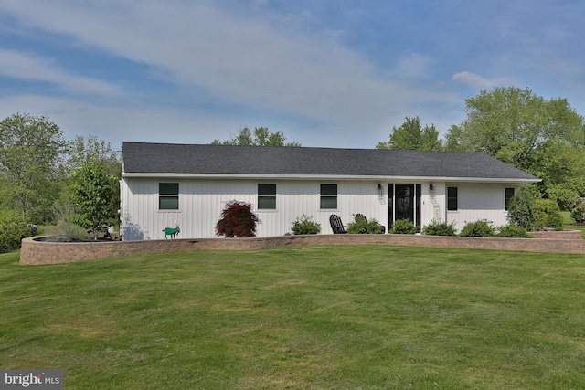 view of front facade featuring a front yard