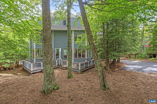 23 Trillium Close, Wintergreen Resort, VA 22967 - back of property with a wooden deck and roof with shingles