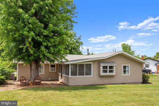 back of house featuring a lawn
