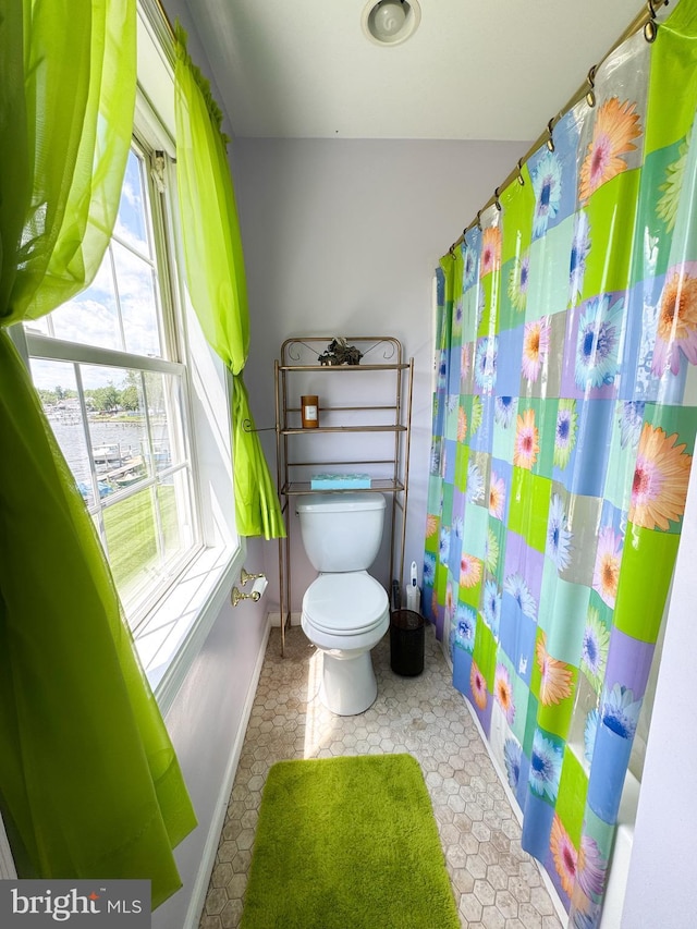 7226 Waldman Ave, Sparrows Point, MD 21219 - bathroom featuring baseboards, toilet, and curtained shower