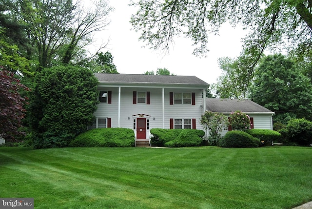 colonial-style house featuring a front lawn