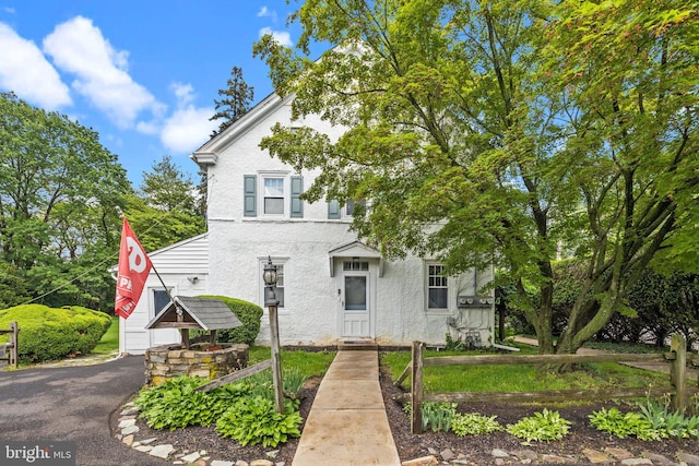 view of front of property featuring stucco siding