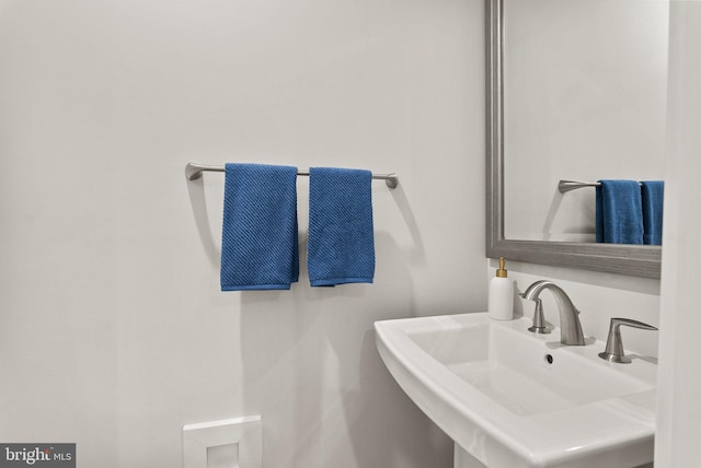 bathroom featuring a sink