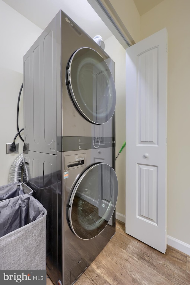 838 Byler Cir, Lebanon, PA 17042 - laundry room featuring estacked washer and dryer, wood finished floors, and baseboards