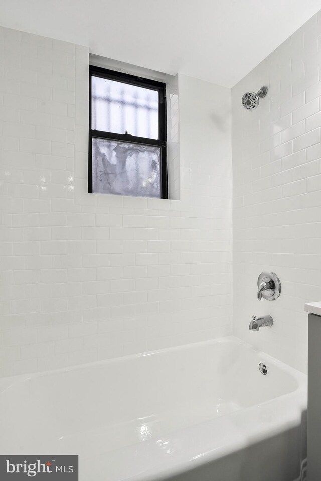212 Oakwood St SE Unit B5, Washington, DC 20032 - bathroom with washtub / shower combination
